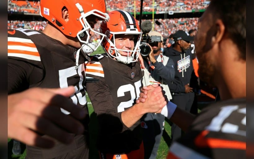Browns edge Ravens for division lead, Texans beat Jags